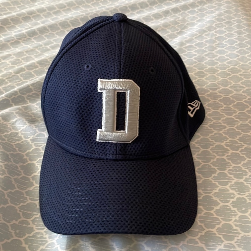 Men’s New Era Thirty 39 fitted Dallas Cowboys hat size medium to large.